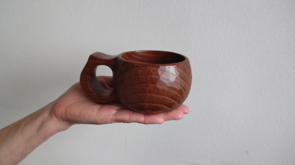 手彫りコーヒーカップ 本桑の一木彫りコーヒーカップ マグカップ 良岳 通販 17461584｜Creema