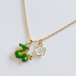 ❀華麗な花❀ 桜と龍のネックレス（ホワイト×グリーン） 3枚目の画像