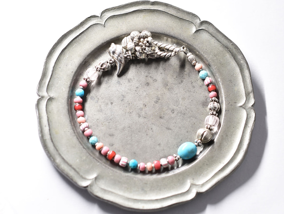 金曼綠松石和威尼斯古董珠、小鳥和植物卡倫銀果子露顏色手鍊 第1張的照片