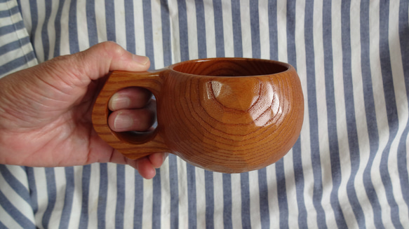 由一整片日本櫸木雕刻而成的咖啡杯 第6張的照片