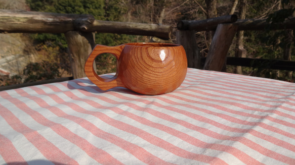 由一整片日本櫸木雕刻而成的咖啡杯 第2張的照片