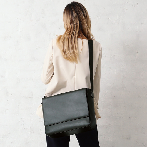 送料込BALENCIAGAメンズデイ 本革肩掛けショルダーバッグA4 PC入れ 革のショルダーバッグ。ノートPCが入る人気のメッセンジャーバッグ