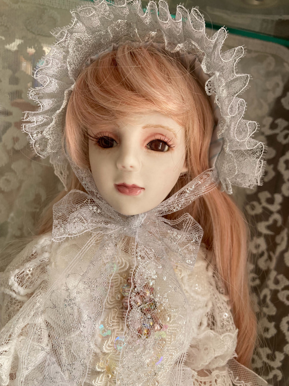 創作球体関節ビスクドール人形　ピンクゴールドの髪のブラウンアイの白いアンティーク調ロングドレスの女の子 11枚目の画像