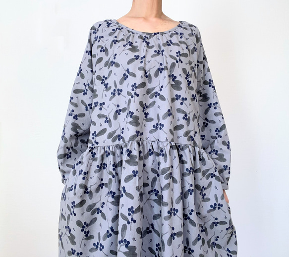 天然亞麻漿果圖案 * 寬鬆長袖連身裙 * 斯堪的納維亞水果、植物、花卉圖案 * 有口袋 * 藍灰色 第7張的照片