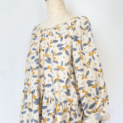 天然亞麻漿果圖案 * 寬鬆長袖連身裙 * 斯堪的納維亞水果、植物、花卉圖案 * 帶口袋 * 米色黃色 第13張的照片