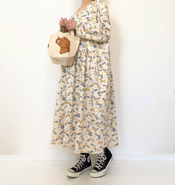 天然亞麻漿果圖案 * 寬鬆長袖連身裙 * 斯堪的納維亞水果、植物、花卉圖案 * 帶口袋 * 米色黃色 第16張的照片