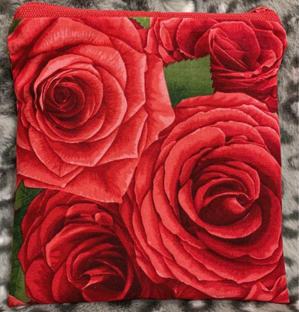 レッドローズ柄　赤薔薇柄　赤バラ　柄　コインケース　小物入れ　ミニポーチ　薔薇柄 1枚目の画像