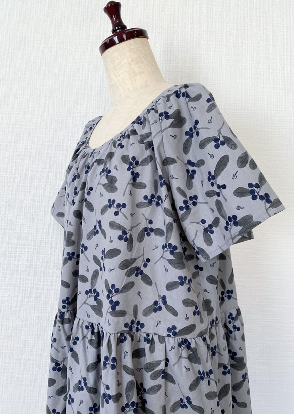 天然亞麻漿果圖案 * 寬鬆短袖連身裙 * 斯堪的納維亞水果、植物、花卉圖案 * 有口袋 * 藍灰色 第8張的照片