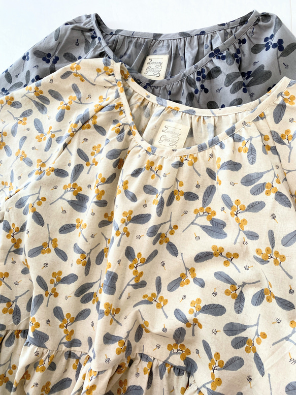 天然亞麻漿果圖案 * 寬鬆短袖連身裙 * 斯堪的納維亞水果、植物、花卉圖案 * 帶口袋 * 米色黃色 第10張的照片