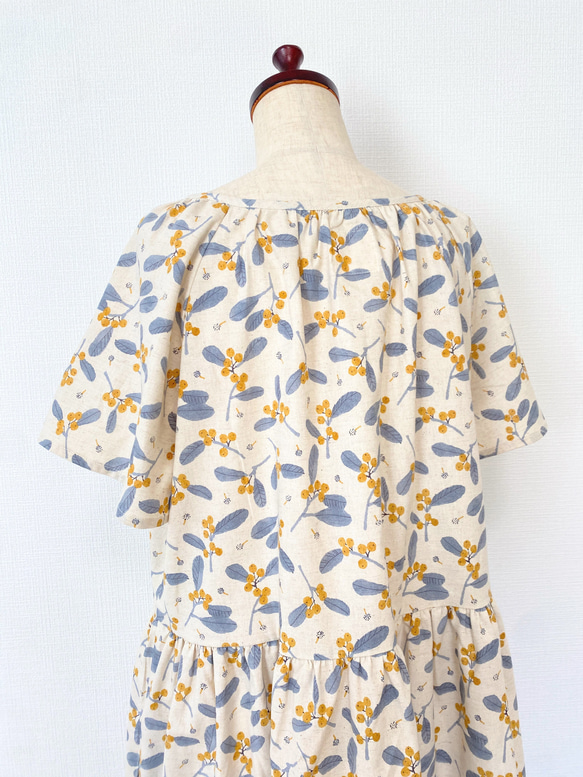 天然亞麻漿果圖案 * 寬鬆短袖連身裙 * 斯堪的納維亞水果、植物、花卉圖案 * 帶口袋 * 米色黃色 第9張的照片