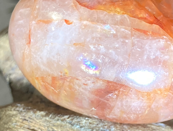 レインボー✨　オーロラ　ヘマタイトイン　クリスタル　水晶　タンブル 2枚目の画像