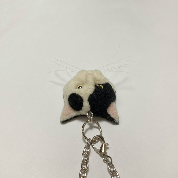 羊毛フェルト 猫バッグチャーム 黒ぶち 4枚目の画像