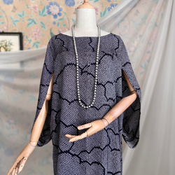 着物リメイク　総絞り　生成りに黒　ケープスリーブドレス　ハンドメイド 2枚目の画像