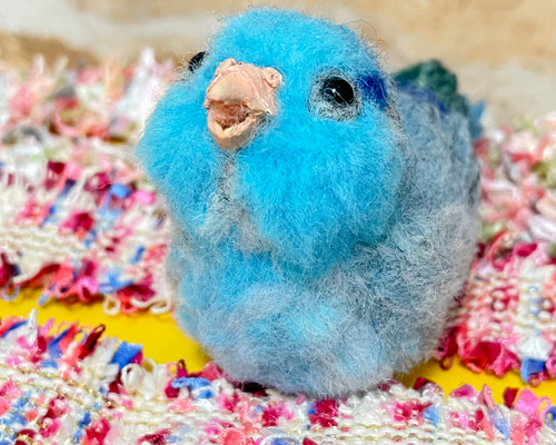 羊毛フェルト お花畑と大きなひまわりにマメルリハちゃん 夏飾り インコ マメルリハちゃん完成しました🩵 この子の制作過程はYouTubeにて公開し