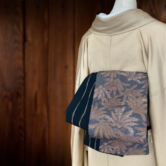*和服布* 由染色大島和立湧紬製成的成人平子腰帶，半寬。長435cm。 第2張的照片