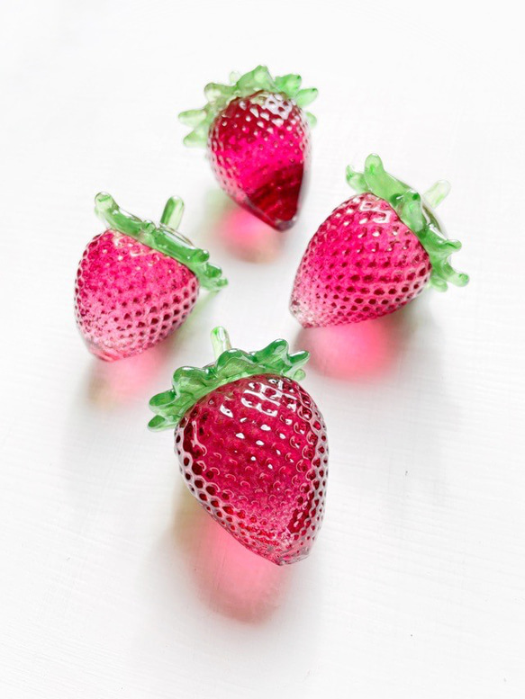 ガラスオーナメント 苺タルト                  新品未使用‼️ いちごオーナメント☆ご注文前に在庫があるかお尋ねください