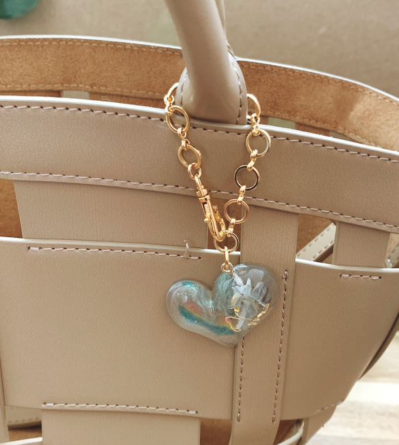 ハートのオルゴナイトバッグチャーム クリア虹 Clear heart-shaped orgonite bag charm 1枚目の画像