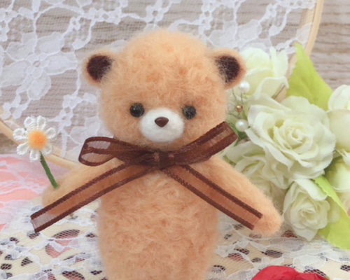 羊毛フェルト　女の子とクマちゃん　人形 羊毛フェルト 一人で立てるクマちゃん。 羊毛フェルト