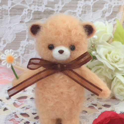 羊毛フェルト 一人で立てるクマちゃん。 羊毛フェルト