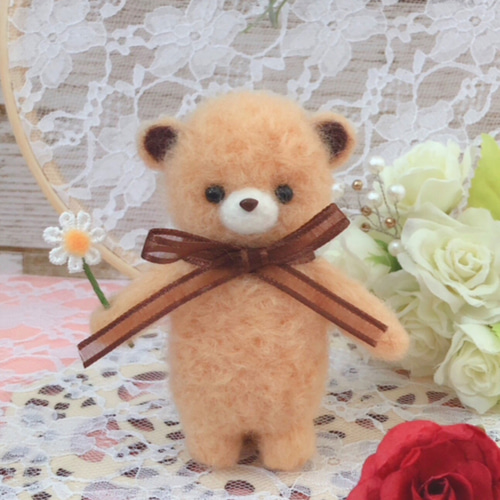 いちごくまちゃん　羊毛フェルト 羊毛フェルト 一人で立てるクマちゃん。 羊毛フェルト