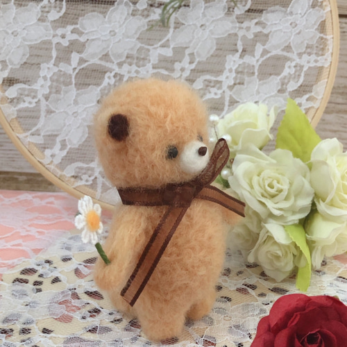 羊毛フェルト 一人で立てるクマちゃん。 羊毛フェルト