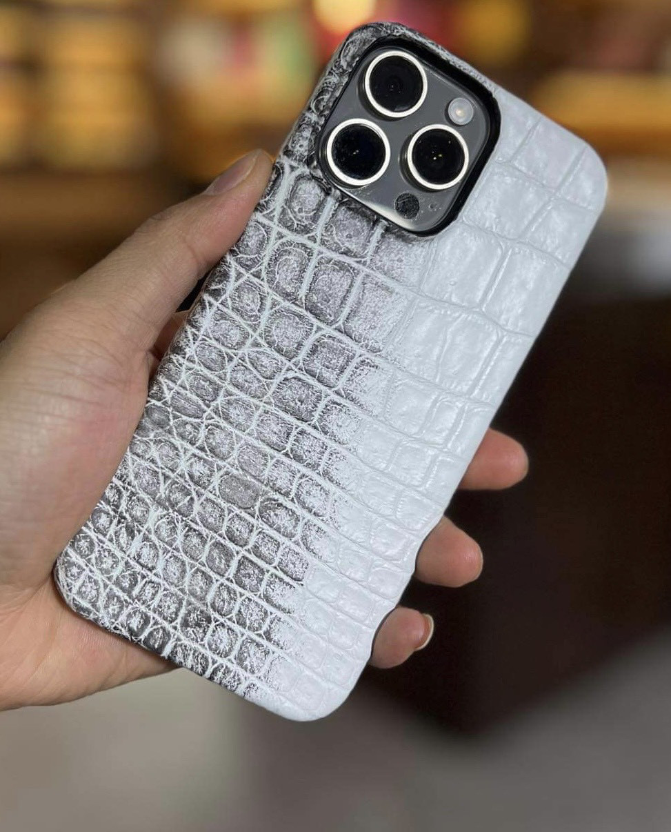 ハンドメイドのフランス産ワニ革を使用したiPhone用スマホケース（送料無料）