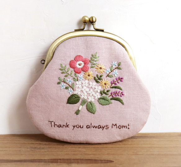 【母の日】選べるメッセージ　手刺繍のがま口『Bouquet』財布・ポーチ　Creema限定 1枚目の画像
