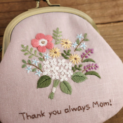 【母の日】選べるメッセージ　手刺繍のがま口『Bouquet』財布・ポーチ　Creema限定 3枚目の画像