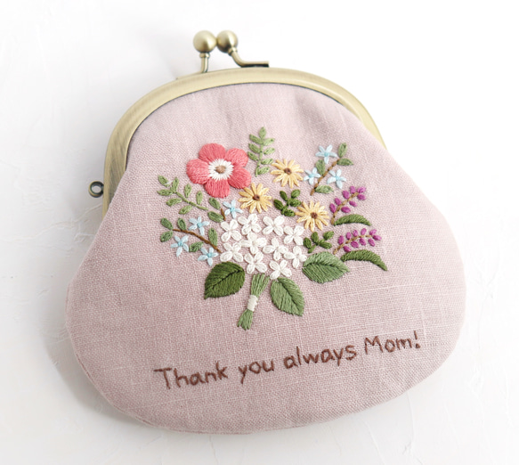 【母の日】選べるメッセージ　手刺繍のがま口『Bouquet』財布・ポーチ　Creema限定 2枚目の画像