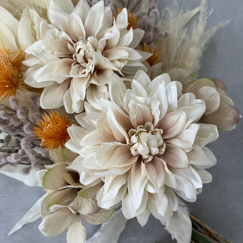 ダリアとアンスリウムのオレンジブーケ(ブートニア付) オレンジダリアのナチュラルクラッチブーケ・ブートニアセット