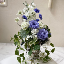 生花以上　花色−hanairo−の造られた花【ブルーと白のアレンジメント】ラナンキュラス　プレゼントに… 4枚目の画像