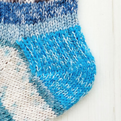 あったかい シルクモヘアを引き揃えた毛糸の手編み靴下・ブルー系 4枚目の画像