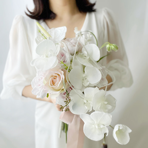 胡蝶蘭 ブーケ　お値下げ中 Amazon｜□胡蝶蘭キャスケードブーケ 白/ピンク 結婚式