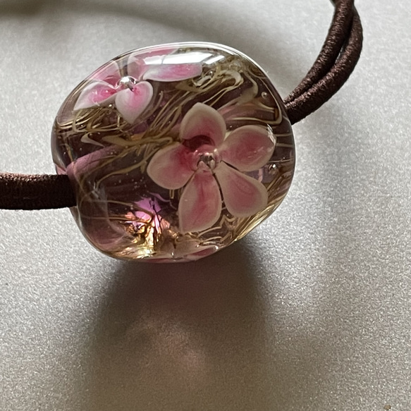 とんぼ玉 ヘアゴム ピンクの花 1枚目の画像