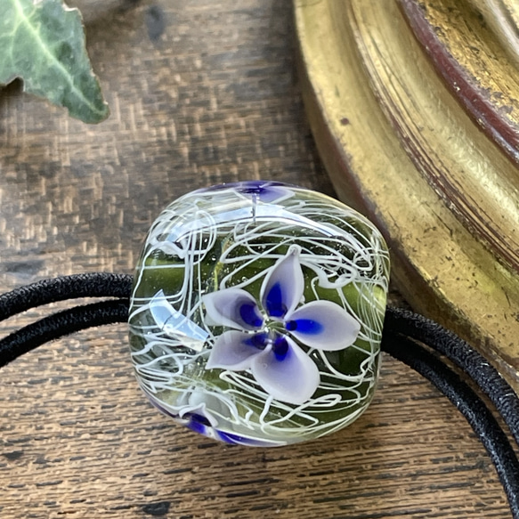 とんぼ玉 ヘアゴム 紫の花 3枚目の画像