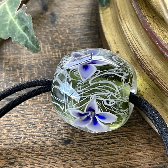 とんぼ玉 ヘアゴム 紫の花 1枚目の画像