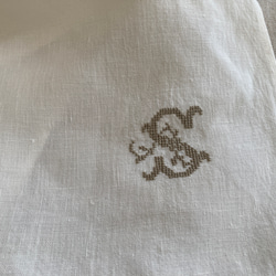 ホワイトリネンクロス　S　グレージュ手刺繍 2枚目の画像