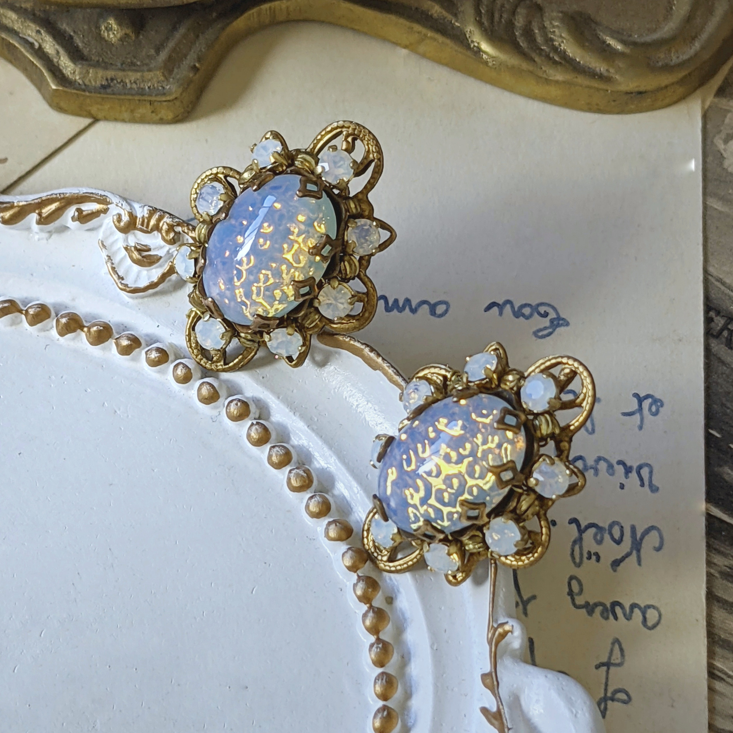 ｡:+*ホワイトオパールの煌めき*+:｡　ヴィンテージカボションとスワロフスキーのピアス、イヤリング