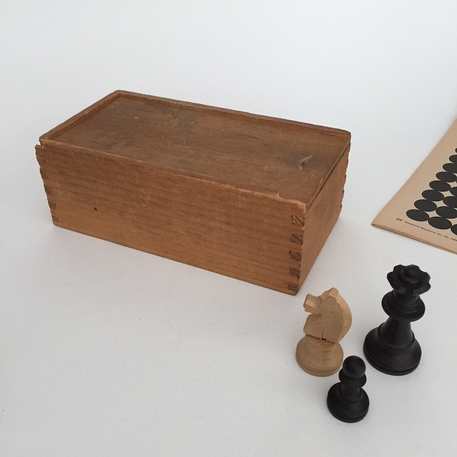 アンティークチェス駒 古い木箱入りチェス 天然木 置物 ゲーム