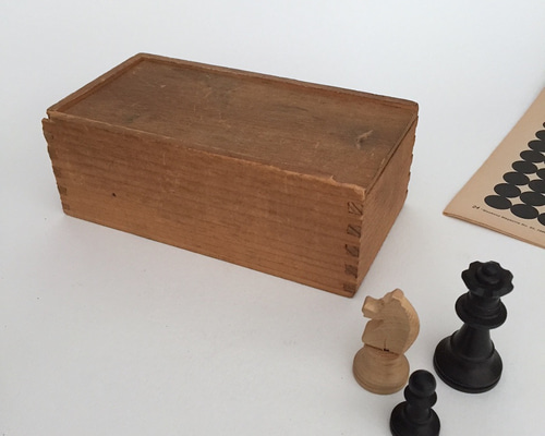 アンティークチェス駒 古い木箱入りチェス 天然木 置物 ゲーム