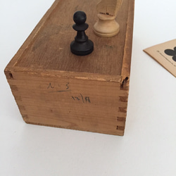 アンティークチェス駒　古い木箱入りチェス　天然木　置物　ゲーム イギリスアンティ　北欧暮らしの道具 英国王室 7枚目の画像