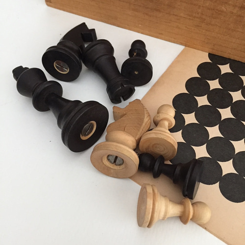 アンティークチェス駒 古い木箱入りチェス 天然木 置物 ゲーム
