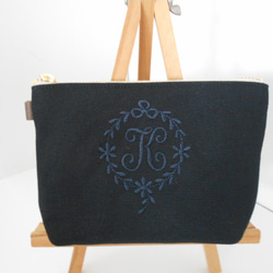 ミニポーチ帆布の選べるエンブレムイニシャル刺繍のポーチ　黒　　１２㎝　１４㎝ 2枚目の画像