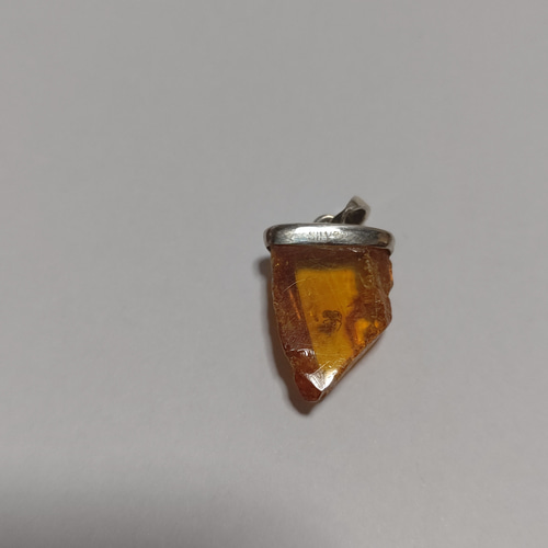 蜘蛛入り琥珀シルバーペンダントトップ ペンダントトップ あとりえ-た