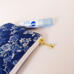 ミニL字ファスナー ポケット2つポーチ スマートキーケース ネイビーブルー*花柄 明るい紺色 3枚目の画像