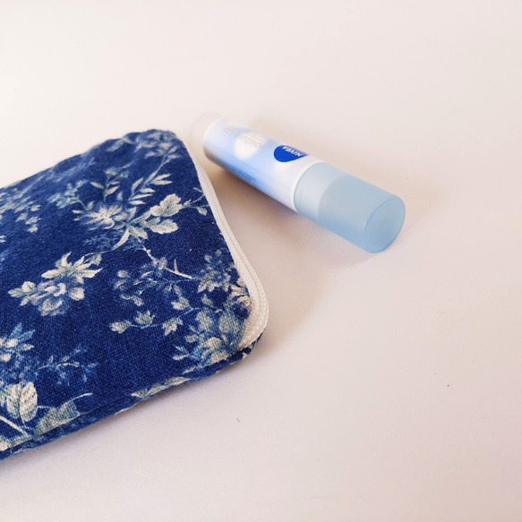 ミニL字ファスナー ポケット2つポーチ スマートキーケース ネイビーブルー*花柄 明るい紺色 5枚目の画像