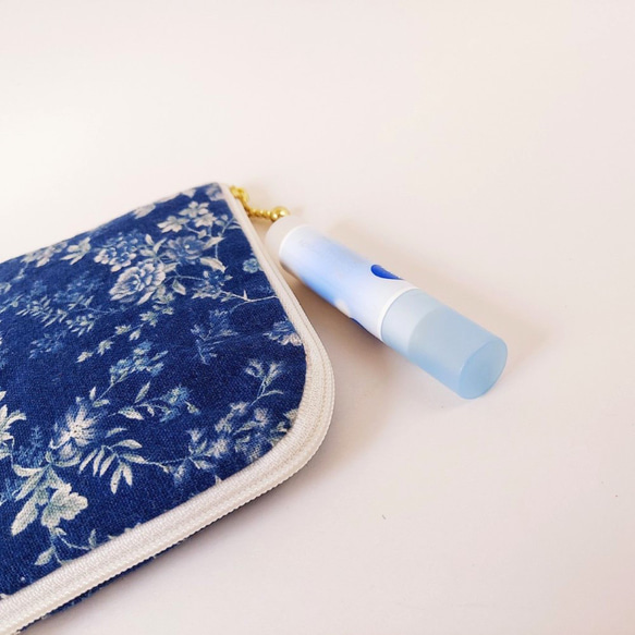 ミニL字ファスナー ポケット2つポーチ スマートキーケース ネイビーブルー*花柄 明るい紺色 4枚目の画像