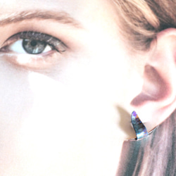 Titanium ear cuff・しずく型のチタンイヤーカフ=枯れた青に紫= 1枚目の画像