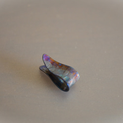 Titanium ear cuff・しずく型のチタンイヤーカフ=枯れた青に紫= 4枚目の画像