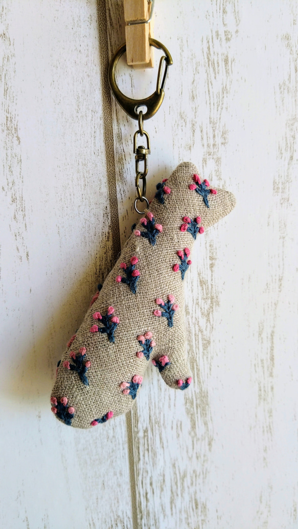 刺繍 犬 キーホルダー 草花 6枚目の画像